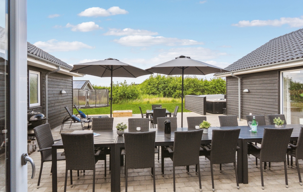 Nyt en grillkveld på terrassen i luksushus nr. 529 i Nordjylland