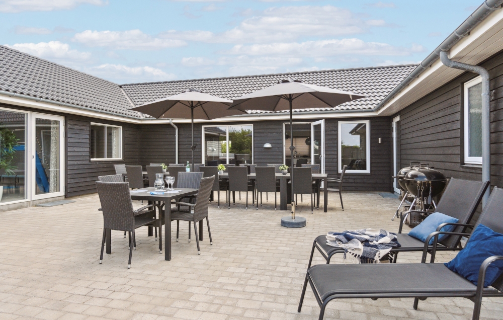 På terrassen i feriehus nr. 529 er det plass til 20 personer.