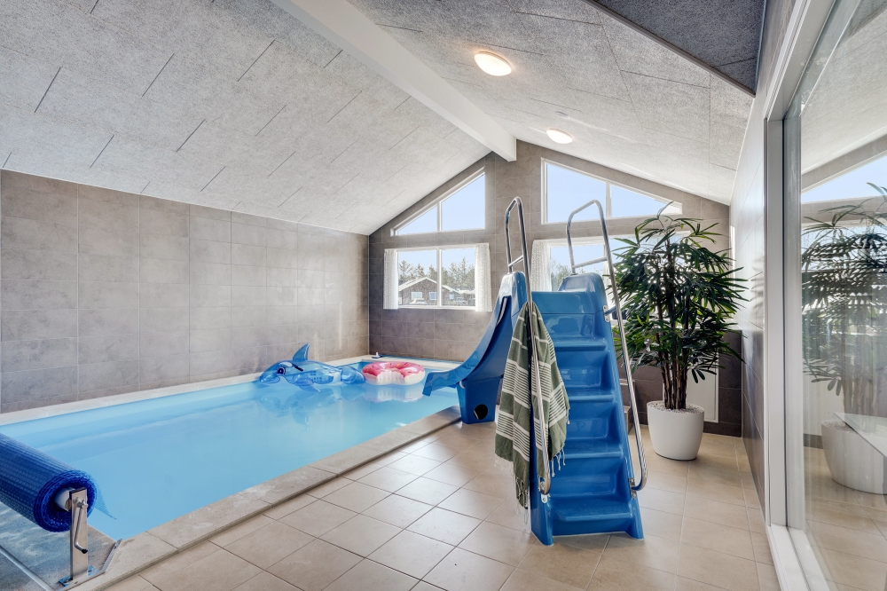 Det flotte bassenget i luksushus nr. 523 til 18 personer