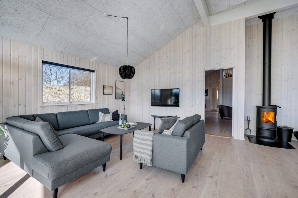 Sofaen i luksushus nr. 523 i Nordjylland er perfekt for å hygge seg med et brettspill eller se en film sammen.