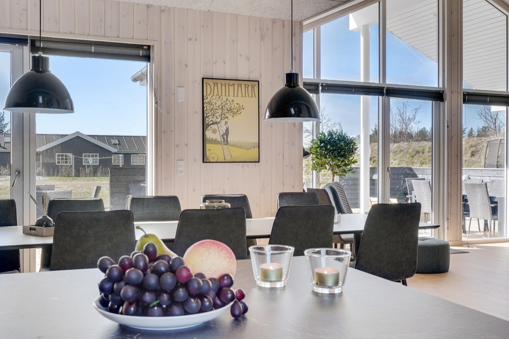 Det er plass til 18 personer i det store lyse oppholdsrommet i luksushus nr. 523.
