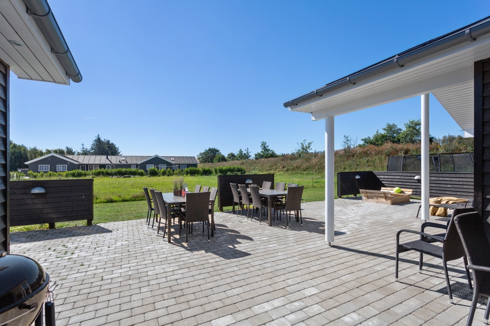 Nyt en grillkveld på terrassen i luksushus nr. 523 i Nordjylland