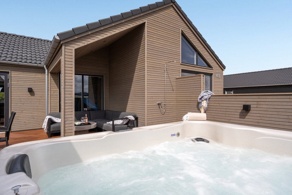 Nyt varmen i boblebadet i luksushus nr. 541 i Vestjylland