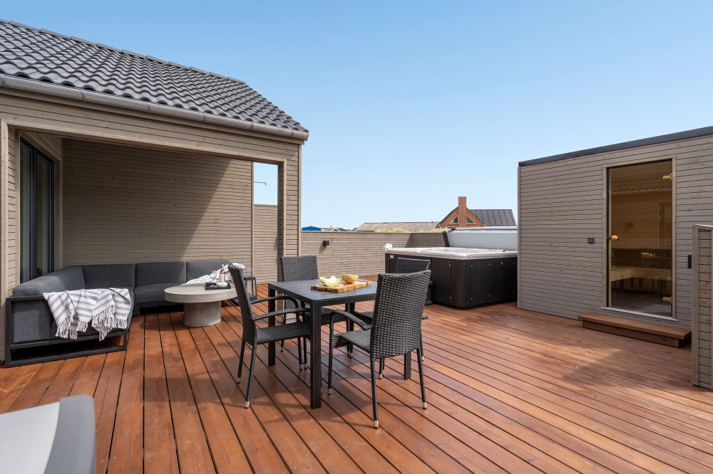 På terrassen i feriehus nr. 541 er det plass til 18 personer.