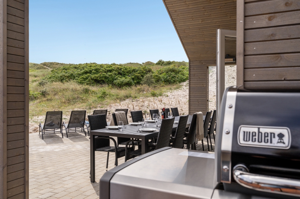 Nyt en grillkveld på terrassen i luksushus nr. 541 i Vestjylland