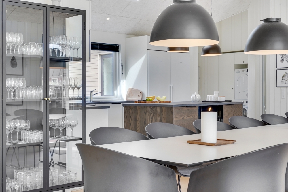 Det er plass til 18 personer i det store lyse oppholdsrommet i luksushus nr. 541.