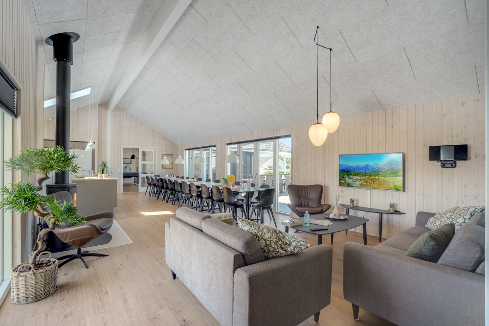 Det er god plass til hygge i feriehusets sofagruppe under oppholdet i luksushus nr. 542