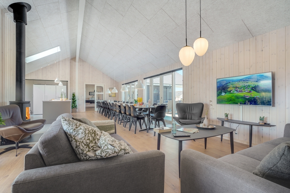 Sofaen i luksushus nr. 542 i Limfjorden er perfekt for å hygge seg med et brettspill eller se en film sammen.