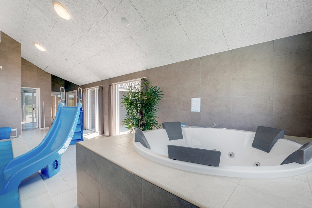 Nyt varmen i boblebadet i luksushus nr. 542 i Limfjorden