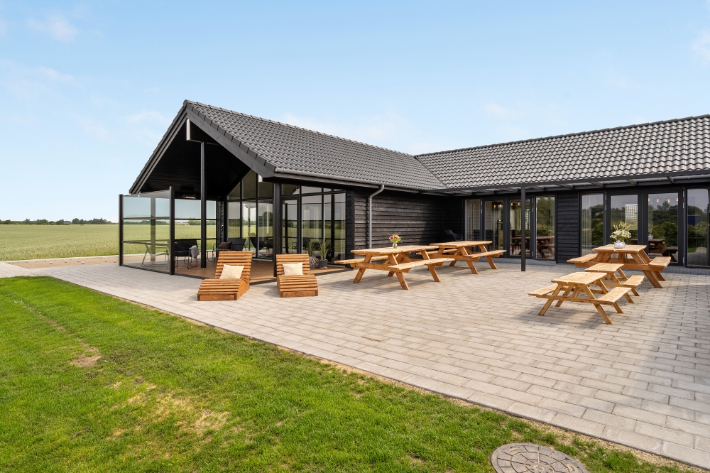 Stor terrasse i luksushus nr. 546 i Limfjorden.