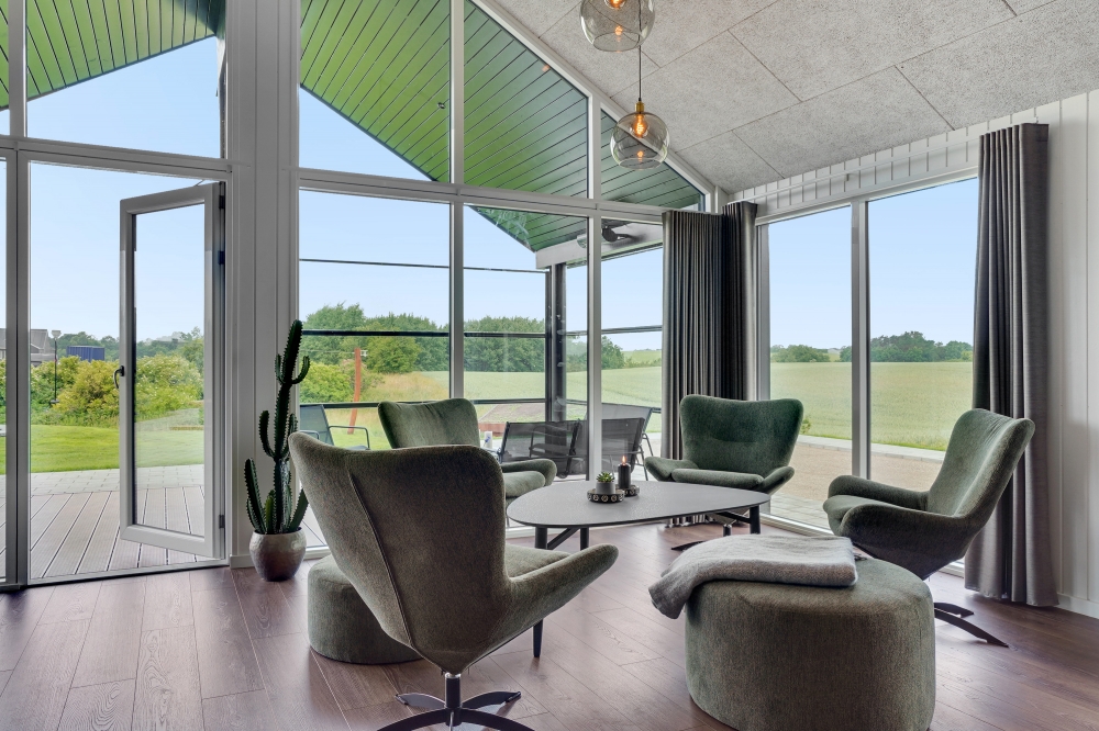 Sofaen i luksushus nr. 546 i Limfjorden er perfekt for å hygge seg med et brettspill eller se en film sammen.