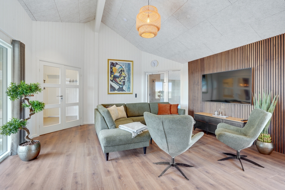 Det er god plass til hygge i feriehusets sofagruppe under oppholdet i luksushus nr. 546