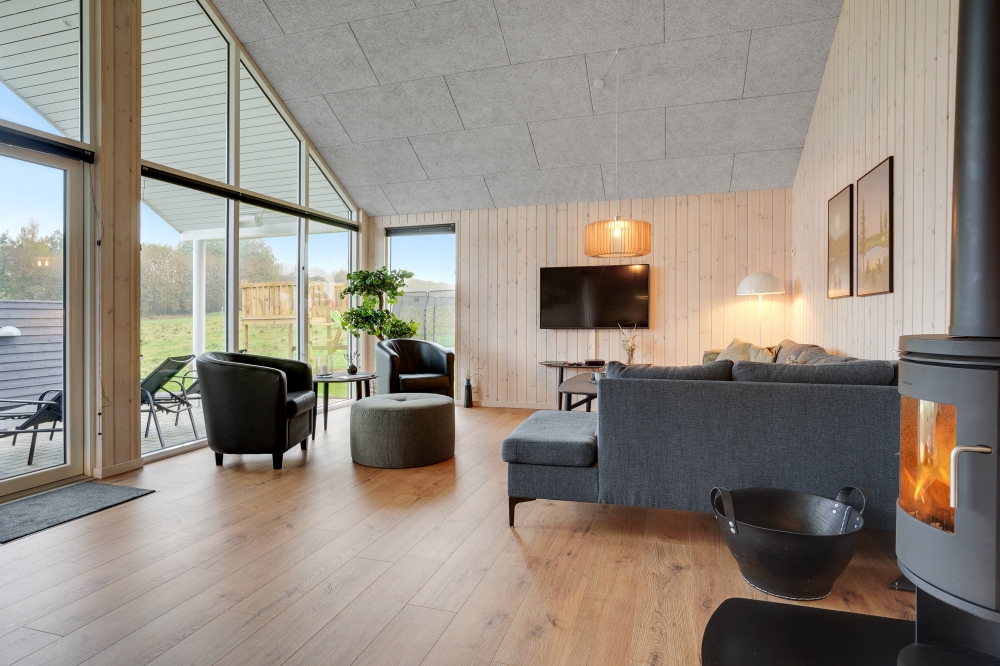 Sofaen i luksushus nr. 544 i Østjylland er perfekt for å hygge seg med et brettspill eller se en film sammen.