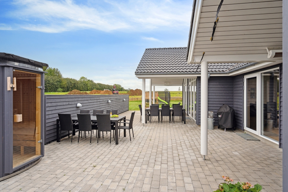 Nyt en grillkveld på terrassen i luksushus nr. 544 i Østjylland