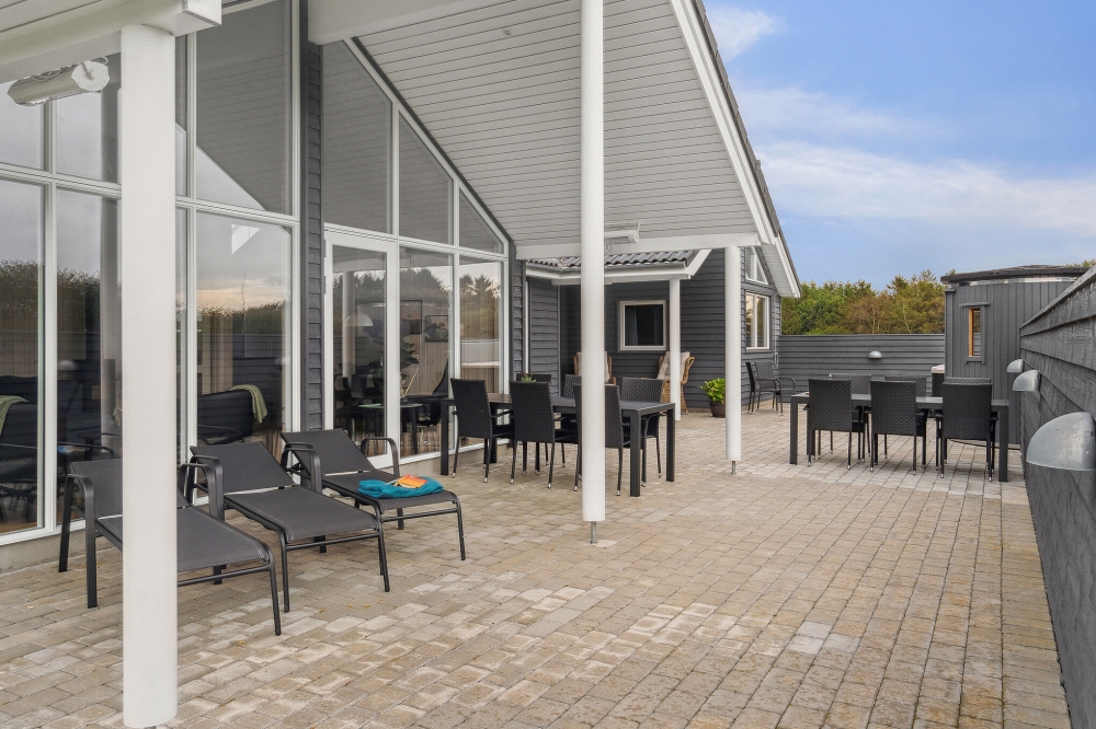 Luksushus nr. 544 har en deilig terrasse med gode hagemøbler til 14 personer.