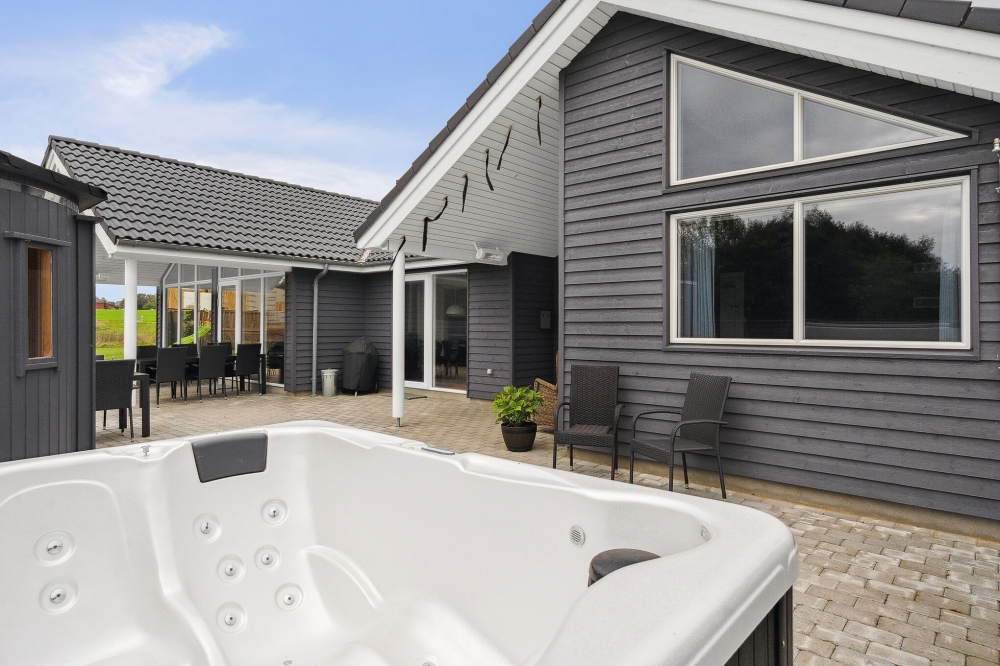 Nyt varmen i boblebadet i luksushus nr. 544 i Østjylland
