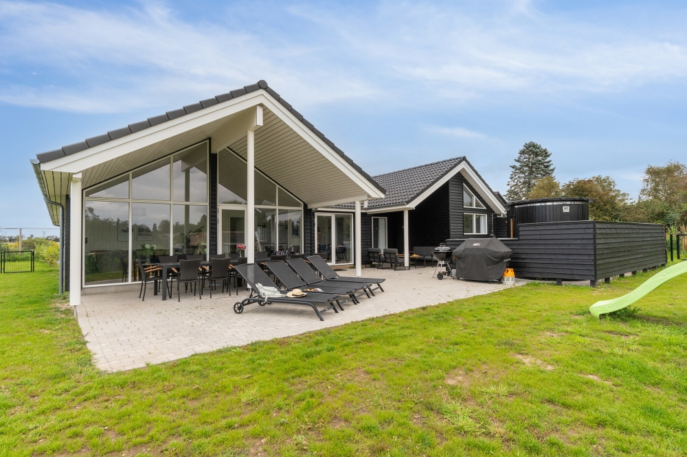 Luksushus nr. 549 har en deilig terrasse med gode hagemøbler til 14 personer.