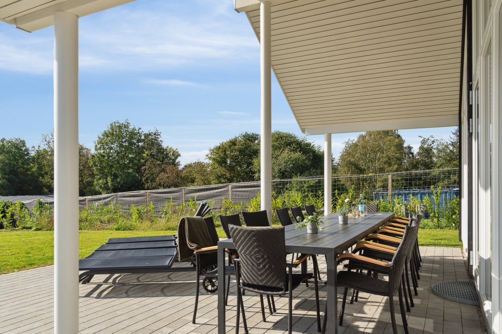 Nyt en grillkveld på terrassen i luksushus nr. 549 i Nordsjælland