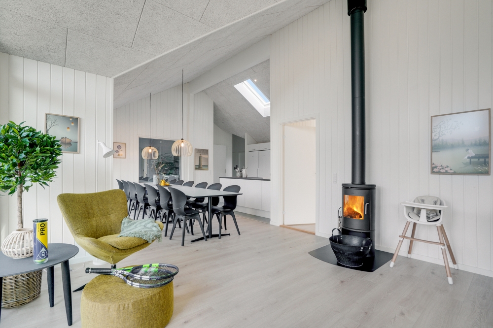 Det er god plass til hygge i feriehusets sofagruppe under oppholdet i luksushus nr. 540