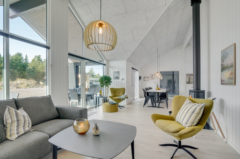 Sofaen i luksushus nr. 540 i Vestjylland er perfekt for å hygge seg med et brettspill eller se en film sammen.