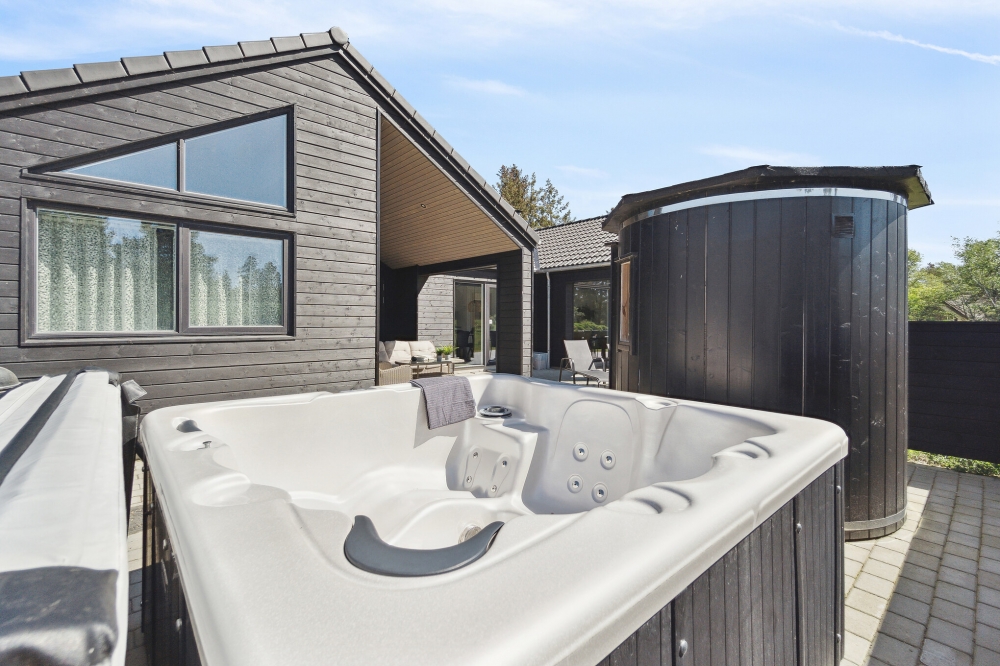 Nyt varmen i boblebadet i luksushus nr. 540 i Vestjylland