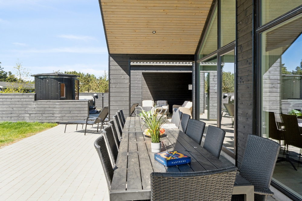 Luksushus nr. 540 har en deilig terrasse med gode hagemøbler til 14 personer.