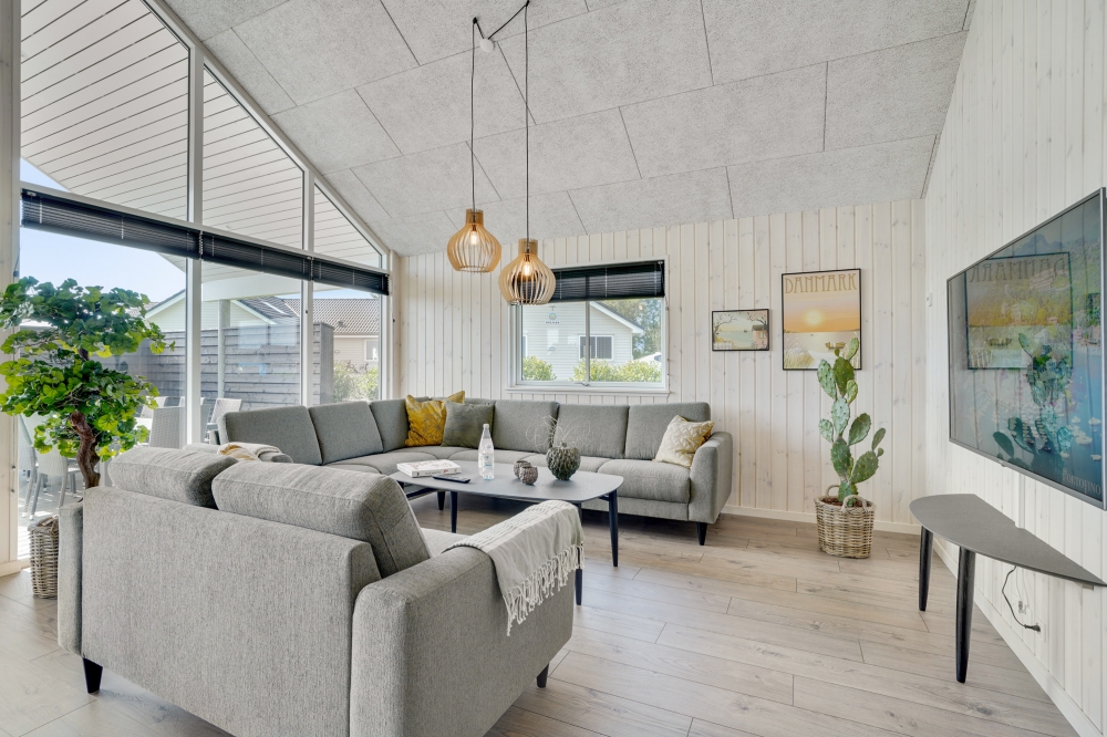 Sofaen i luksushus nr. 547 i Limfjorden er perfekt for å hygge seg med et brettspill eller se en film sammen.