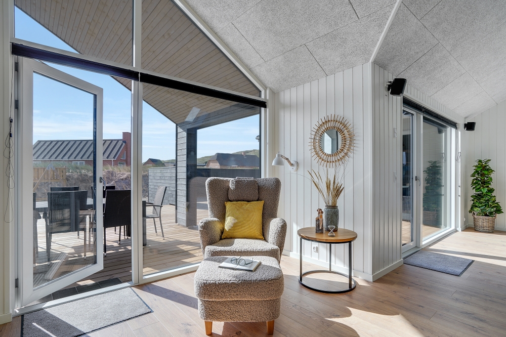 Sofaen i luksushus nr. 558 i Vestjylland er perfekt for å hygge seg med et brettspill eller se en film sammen.