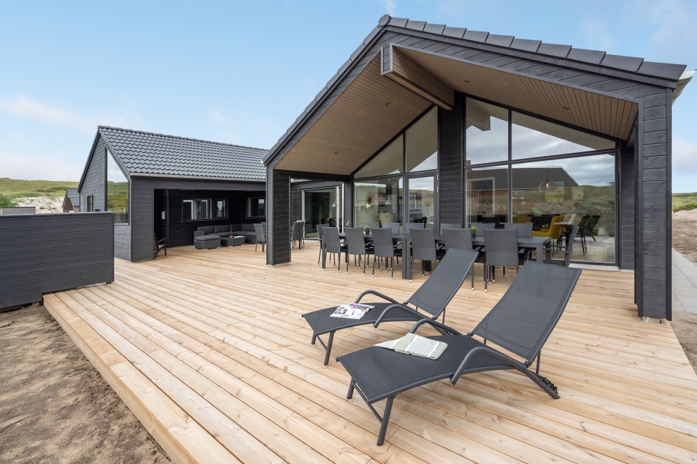 På terrassen i feriehus nr. 558 er det plass til 18 personer.