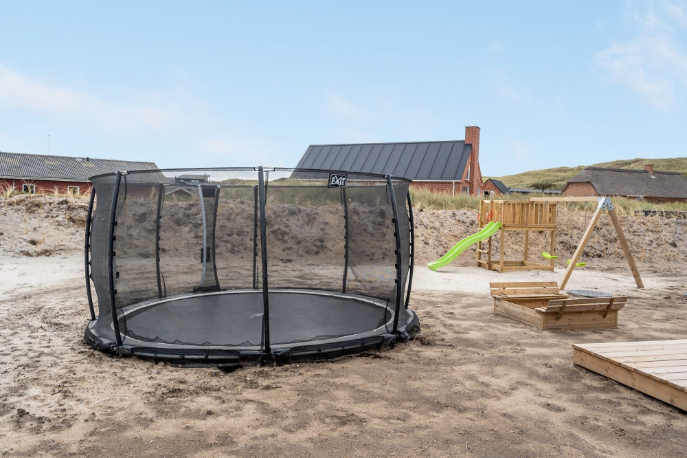 I det attraktive feriehuset nr. 558 i Vestjylland finnes det mengder av utendørsaktiviteter, som leketårn og huskestativ.