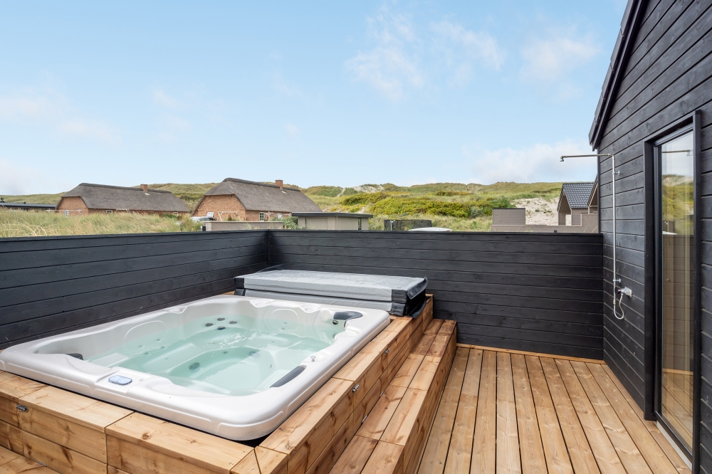 Nyt varmen i boblebadet i luksushus nr. 558 i Vestjylland