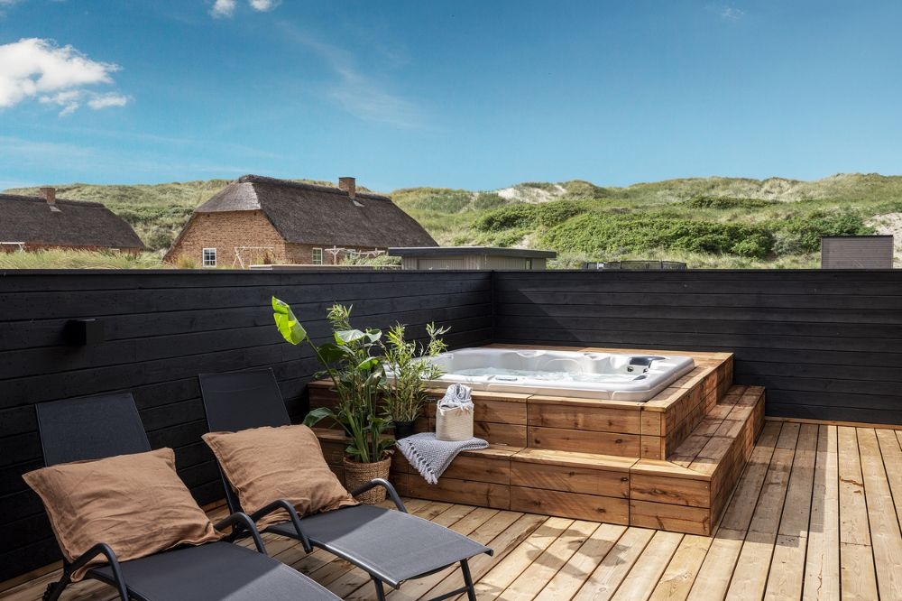 Nyt en grillkveld på terrassen i luksushus nr. 558 i Vestjylland