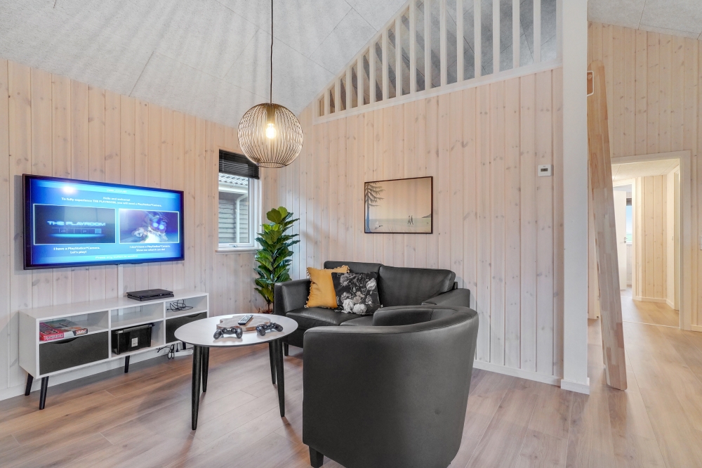 Det er god plass til hygge i feriehusets sofagruppe under oppholdet i luksushus nr. 545