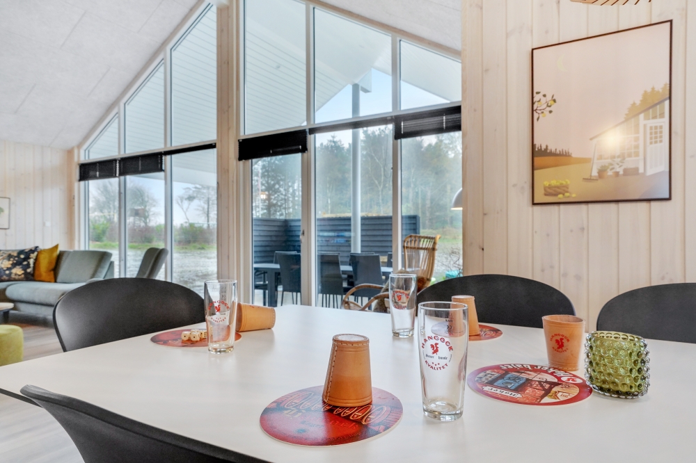 Det er plass til 18 personer i det store lyse oppholdsrommet i luksushus nr. 545.