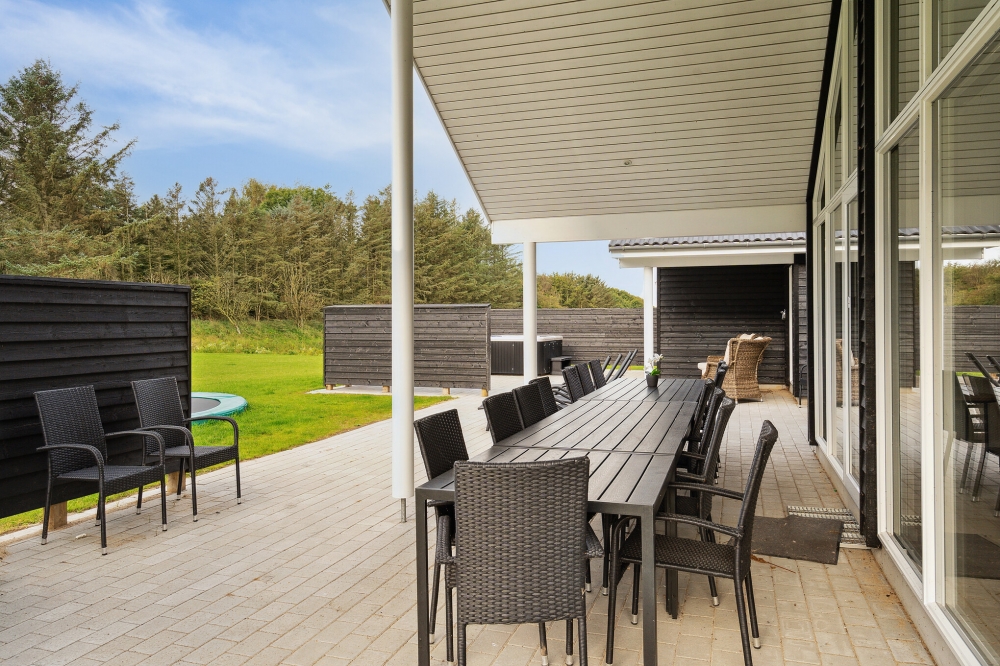 Nyt en grillkveld på terrassen i luksushus nr. 545 i Limfjorden