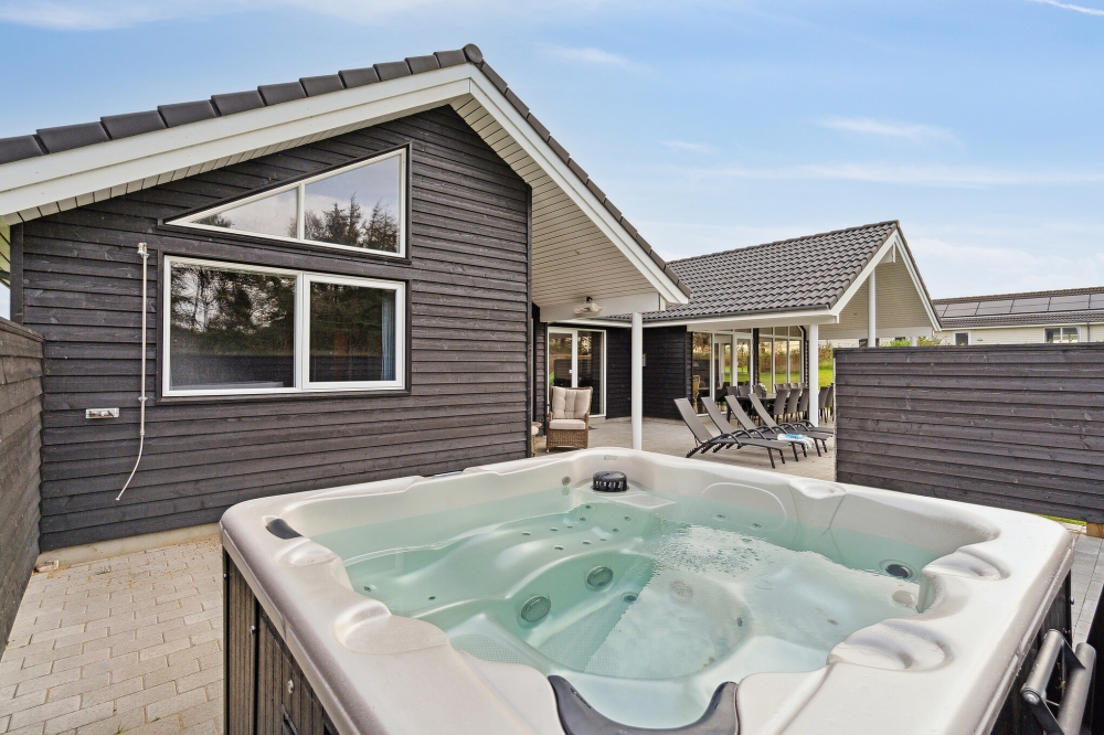 Nyt varmen i boblebadet i luksushus nr. 545 i Limfjorden