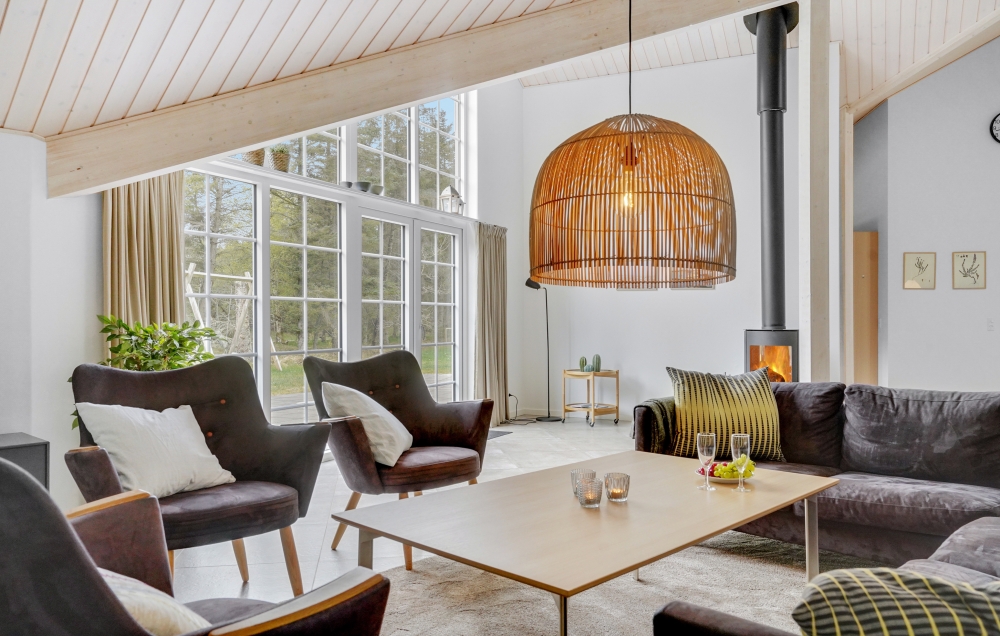 Sofaen i luksushus nr. 570 i Vestjylland er perfekt for å hygge seg med et brettspill eller se en film sammen.