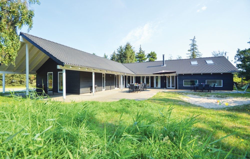 Dette lekre huset med svømmebasseng, nr. 571, med plass til 22 personer, ligger i Sydjylland