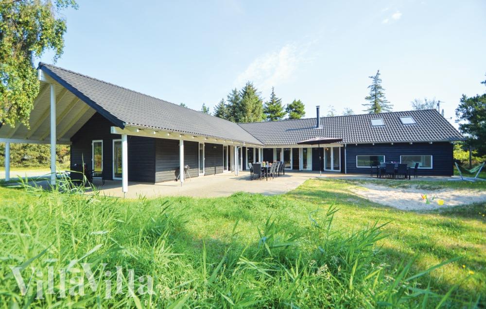 Dette lekre huset med svømmebasseng, nr. 571, med plass til 22 personer, ligger i Sydjylland