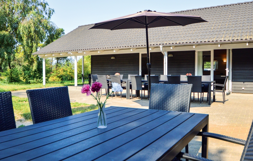 Nyt en grillkveld på terrassen i luksushus nr. 571 i Sydjylland