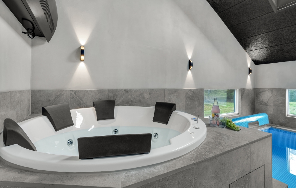 Nyt varmen i boblebadet i luksushus nr. 571 i Sydjylland