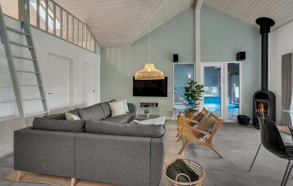 Sofaen i luksushus nr. 571 i Sydjylland er perfekt for å hygge seg med et brettspill eller se en film sammen.