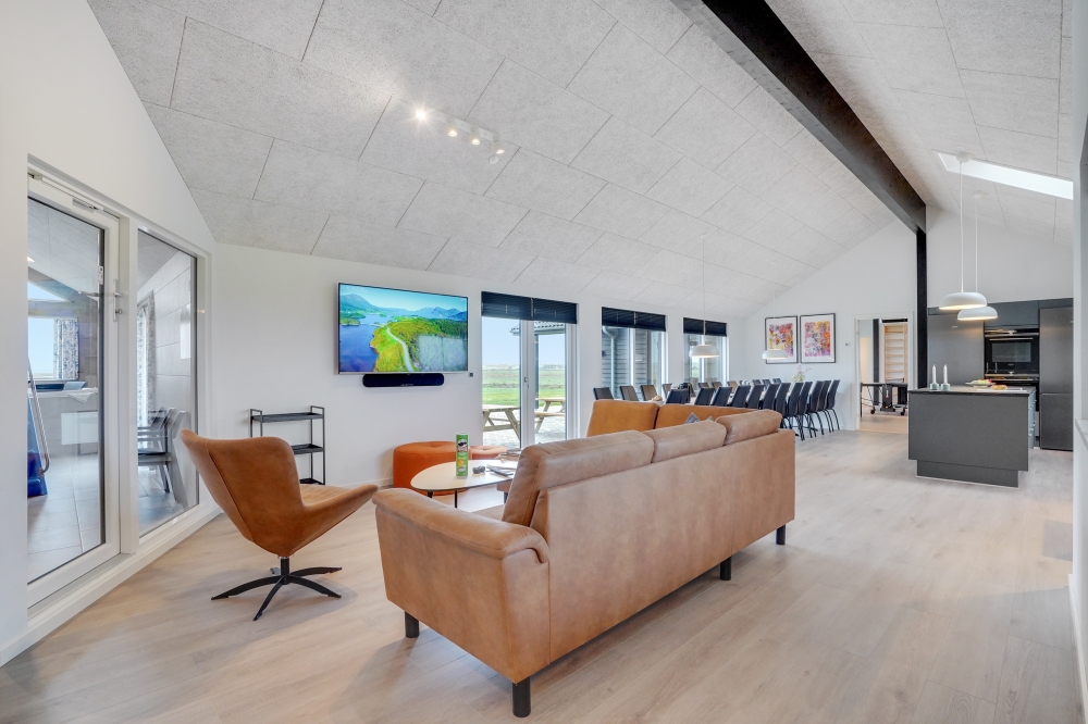 Sofaen i luksushus nr. 551 i Vestjylland er perfekt for å hygge seg med et brettspill eller se en film sammen.