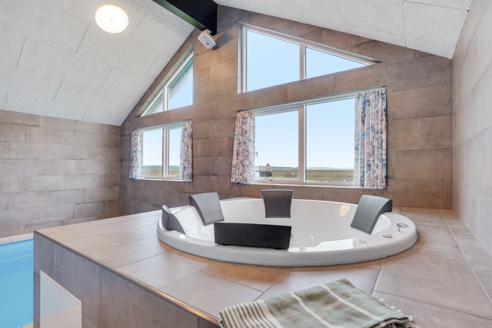Nyt varmen i boblebadet i luksushus nr. 551 i Vestjylland