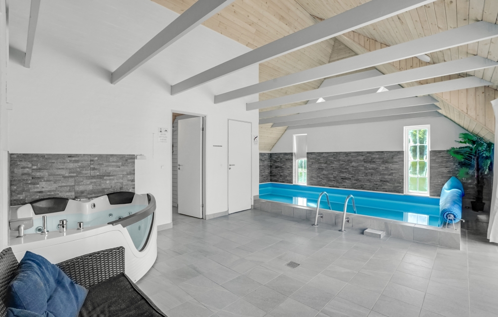 Nyt varmen i boblebadet i luksushus nr. 572 i Vestjylland
