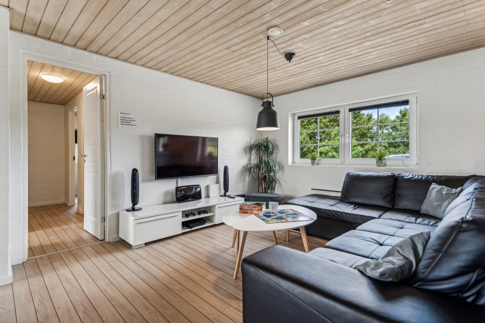 Sofaen i luksushus nr. 572 i Vestjylland er perfekt for å hygge seg med et brettspill eller se en film sammen.