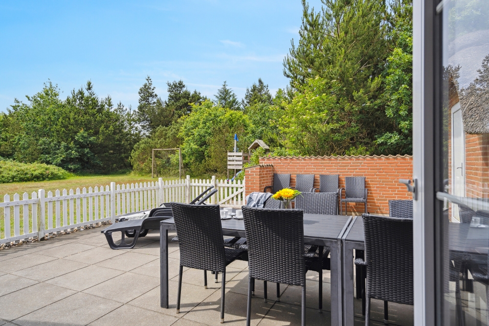 Luksushus nr. 572 har en deilig terrasse med gode hagemøbler til 12 personer.