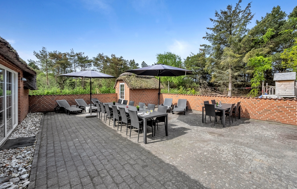 Nyt en grillkveld på terrassen i luksushus nr. 574 i Vestjylland