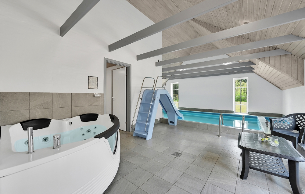 Nyt varmen i boblebadet i luksushus nr. 574 i Vestjylland