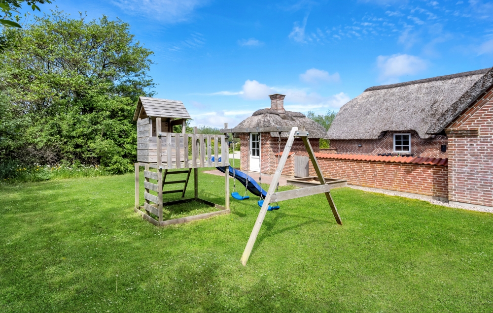 I det attraktive feriehuset nr. 575 i Vestjylland finnes det mengder av utendørsaktiviteter, som leketårn og huskestativ.